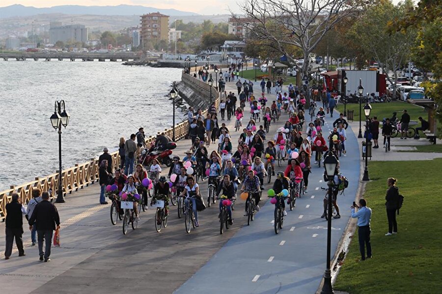 Mersin’de de yapıldı
Mersin'de de kadınlar bisiklet kullanımını yaygınlaştırmak ve farkındalık oluşturmak amacıyla "Süslü Kadınlar Bisiklet Turu" sloganıyla bisikletleriyle şehir turu attı. 