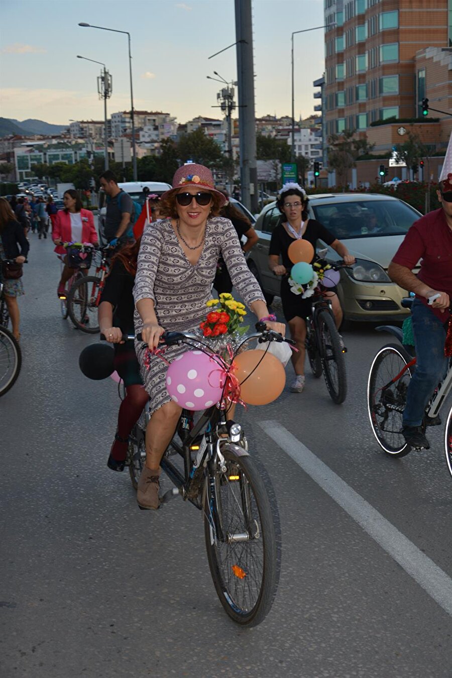 Bisikletler çiçek ve balonlarla süslendi
Dünya Otomobilsiz Kentler Günü kapsamında başlatılan etkinlik için Mersin'de merkez Yenişehir ilçesi Güvenevler Mahallesi kavşağında bir araya gelen çok sayıda kadın, bisikletlerini çiçek, balon ve çeşitli eşyalarla süsledi.