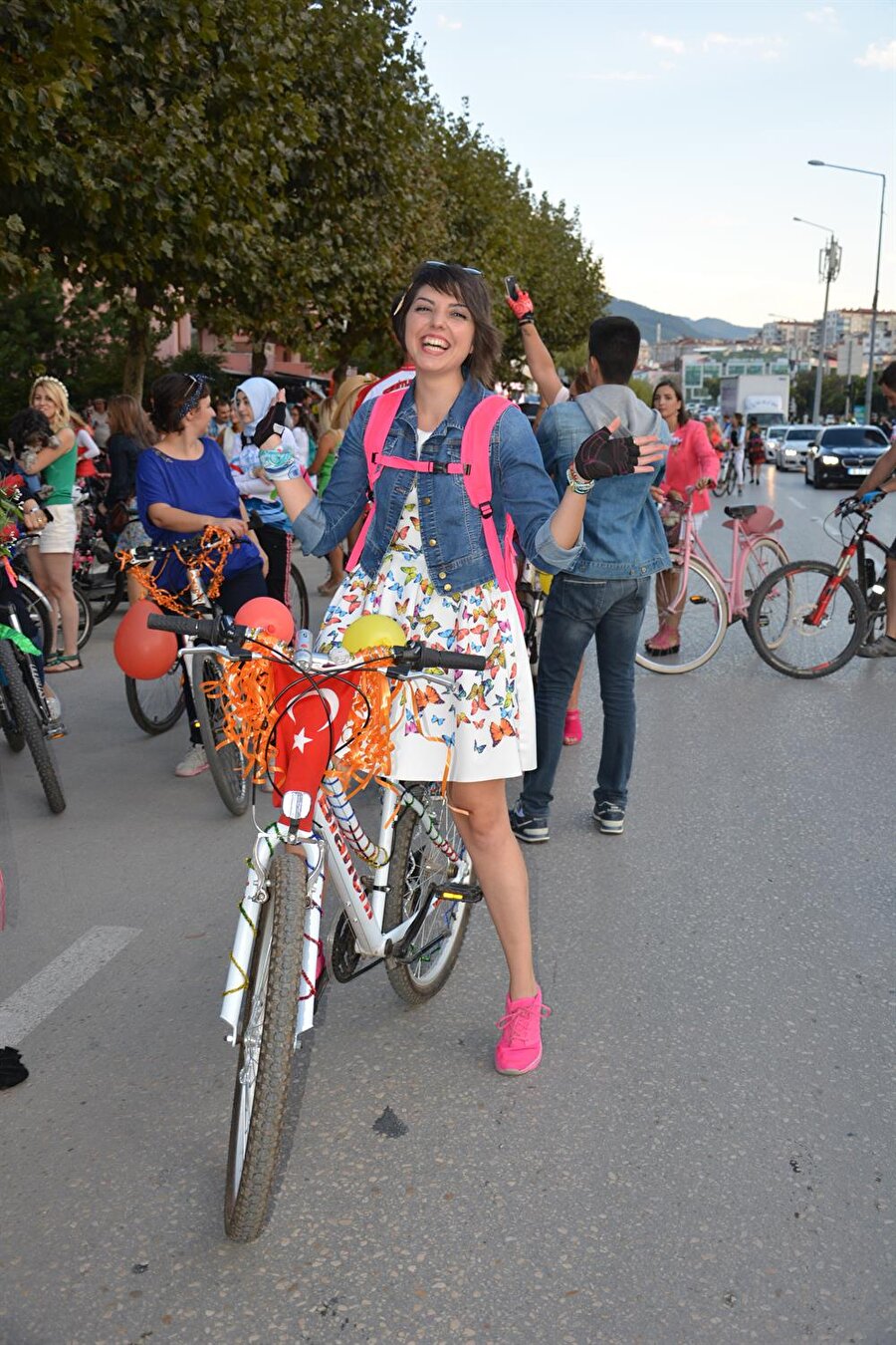 Trafikte bisikletin daha çok olduğu bir dünya
Bisikletlerin trafikte daha çok olduğu bir dünya istediklerini belirten kadınlar, Dünya Otomobilsiz Kentler Günü'ne vurgu için böyle bir organizasyon yaptıklarını söylüyor.
