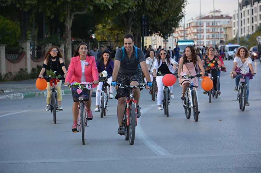 Hatay’da da ilgi büyüktü
Hatay'ın İskenderun ilçesinde de etkinlik kapsamında 65 kadın şehir merkezinde bisiklet turu attı.