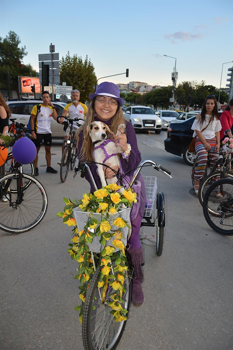 Kadının görüldüğü toplumlar nefes alır
Kadın toplumda görünür olduğu sürece o toplumun nefes alabileceğini söyleyen kadınlar, kadına ve kadın bisikletliye saygı için böyle bu organizasyonda oldukları da sözlerine eklediler.