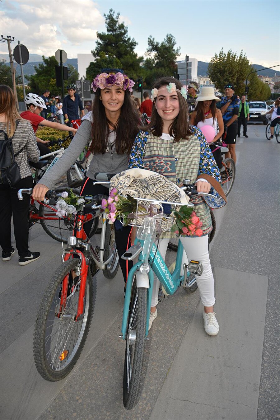 Bisiklet yolu talep ediyorlar
Erkeklerin egemen olduğu bisiklet dünyasında, kadının da yeri olduğunu hatırlatmak ve bisiklet kullanımına dikkati çekmek istediklerini belirten kadınlar; trafikte bisiklet yolu istiyorlar.