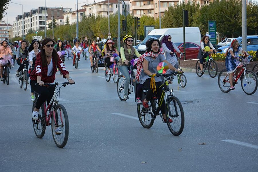 Tekirdağ’da da yankı uyandırdı
Tekirdağ'da yaklaşık 50 kadın, bisiklet kullanımı yaygınlaştırmak ve farkındalık oluşturmak amacıyla ''Süslü Kadınlar Bisiklet Turu'' etkinliğinde bir araya geldi.