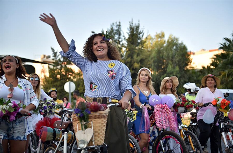 50 kadın katılımcı
İlk defa 2013 yılında "Dünya Otomobilsiz Kentler Günü" etkinliği kapsamında İzmir'de başlatılan "Süslü Kadınlar Bisiklet Turu", yaklaşık 50 kadının katılımıyla Tekirdağ'da da yapıldı.