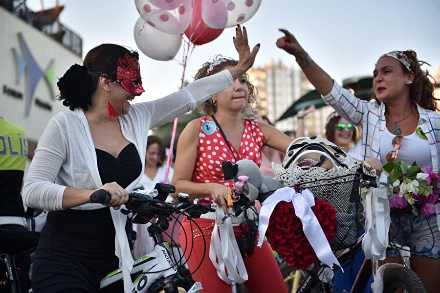 100 kadın katıldı
Edirneli kadınlar, bisiklet kullanımı yaygınlaştırmak ve farkındalık oluşturmak amacıyla ''Süslü Kadınlar Bisiklet Turu''nda bir araya geldi. Yaklaşık 100 kadının katılımıyla Edirne'de gerçekleştirilen etkinlik için Atatürk Anıtı'nda toplanan kadınlar, bisikletlerini balonlarla süsleyerek, Saraçlar Caddesi'nden geçip Karaağaç'a kadar pedal çevirdi.