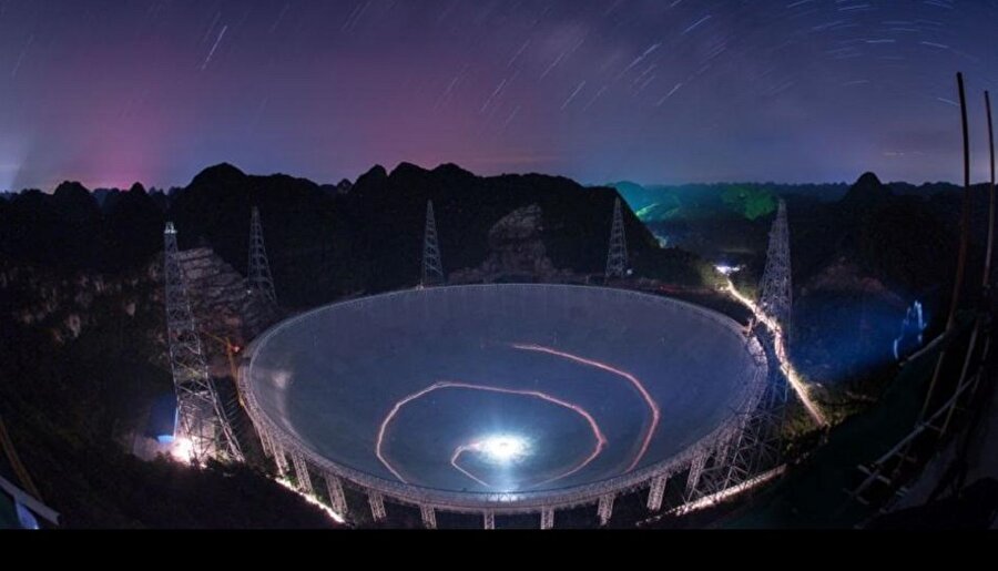 Dünyanın en büyük teleskopu

                                    
                                    180 milyon dolara mal olan teleskop böylece daha önce dünyanın en büyük teleskopu olarak kabul edilen Puerto Rico'da bulunan Arecibo Gözlemevi'ni de geride bıraktı.

Açıklamada, yaklaşık 30 futbol sahası büyüklüğündeki FAST'ın uzayı araştırıp akıllı yaşam sinyalleri arayacağı kaydedildi.

AFP'de yer alan habere göre, Çin Astronomi Topluluğu Genel Direktörü Wu Xiangping, "teleskopun yüksek dereceli hassaslığının galaksimiz dışında akıllı yaşam arayışında yardımcı olacağını” belirtti.
                                
                                