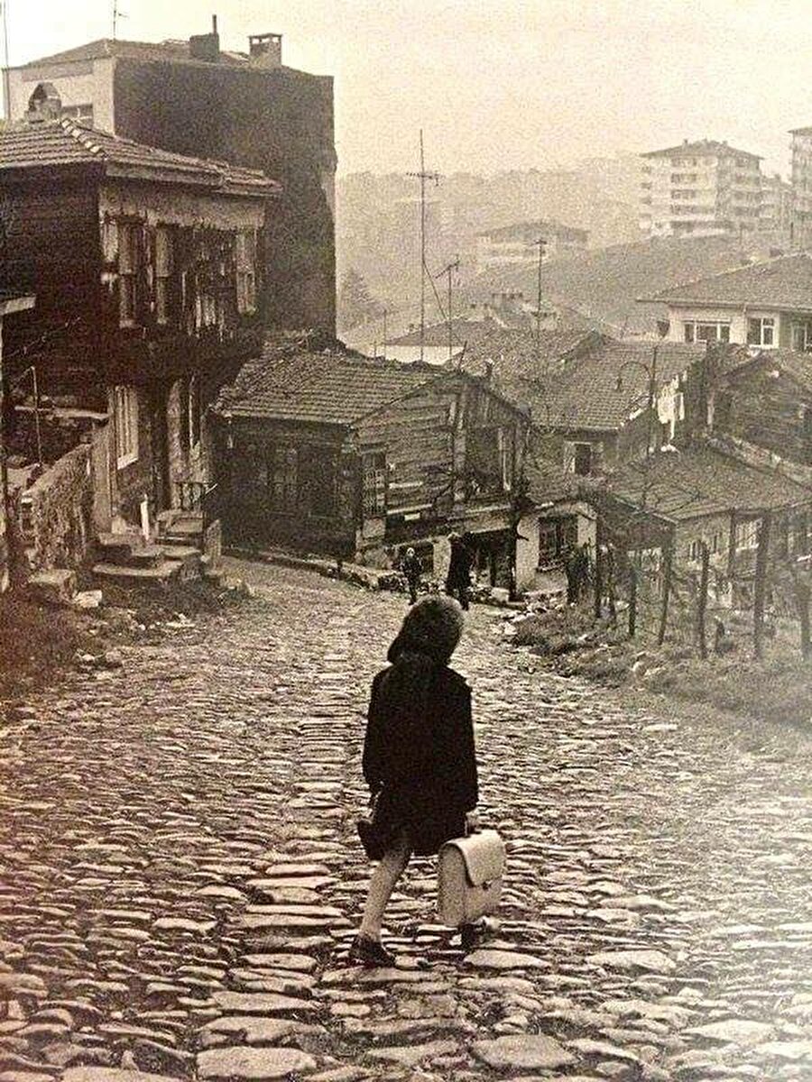 Yıl 1975...Yıldız'dan Fulya'ya inen yokuş...
