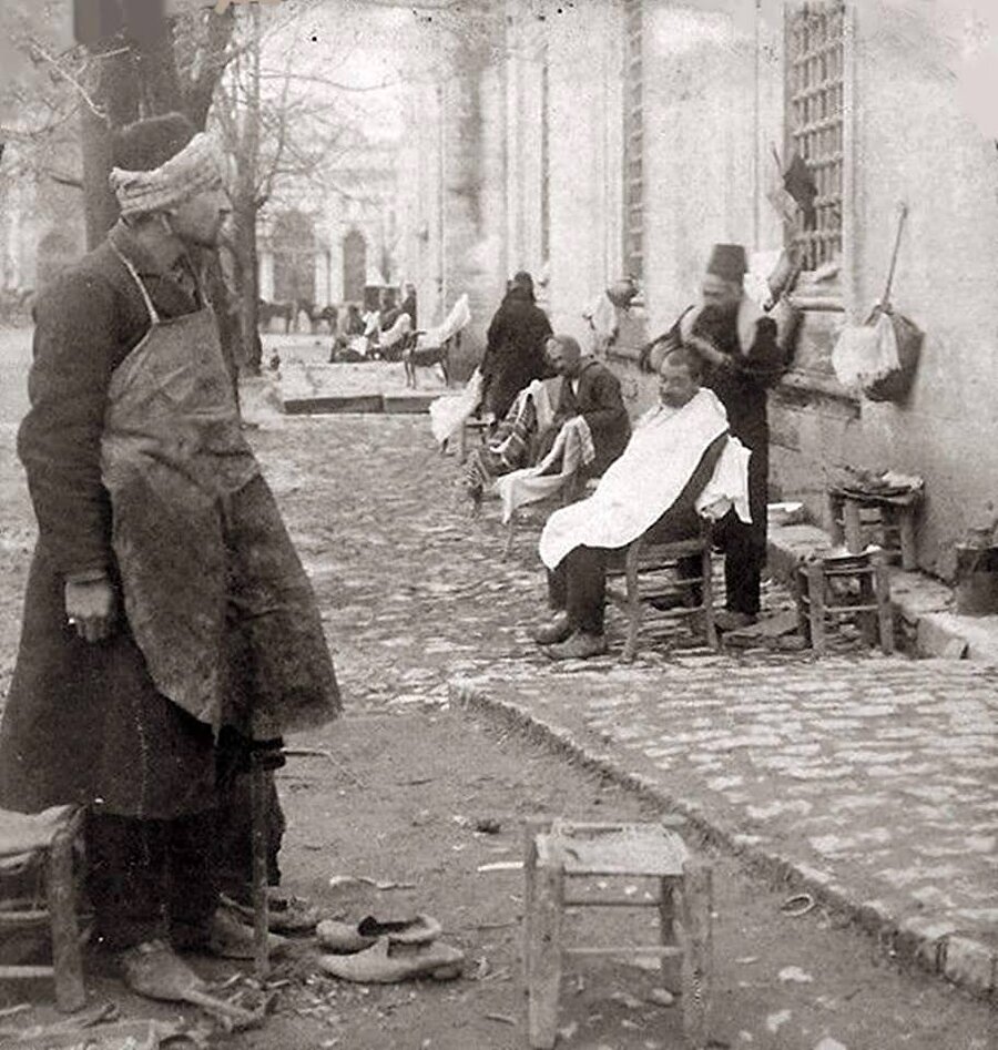 1910'lar Beyazıt meydanında yer alan seyyar esnaflar