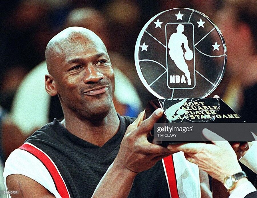  Hayatım boyunca hata üstüne hata, hata ve hata yaptım bu yüzden başardım.

                                    
                                    Michael Jordan
                                
                                