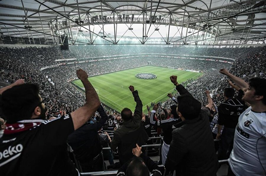 Maçı izlemeye gidenler, ücretsiz olarak Vodafone SüperNet Wi-Fi'a bağlanabiliyor.

                                    
                                    
                                    Beşiktaş-Galatasaray derbisi öncesi Vodafone Arena'daki internetin hızı test edildi. Bildiğiniz üzere stadyumda maçı izlemeye gidenler, ücretsiz olarak Vodafone SüperNet Wi-Fi'a bağlanabiliyor.

Elbette stadyumdaki hız sürekli bu şekilde kalmıyor. Stattaki seyirci sayısı arttıkça internet hızı da biraz yavaşlıyor. Fakat stadyumdaki seyircilerin her türlü internet ihtiyacının rahatlıkla karşılandığı bir alt yapı kurulduğunu söylenebilir.
                                
                                
                                