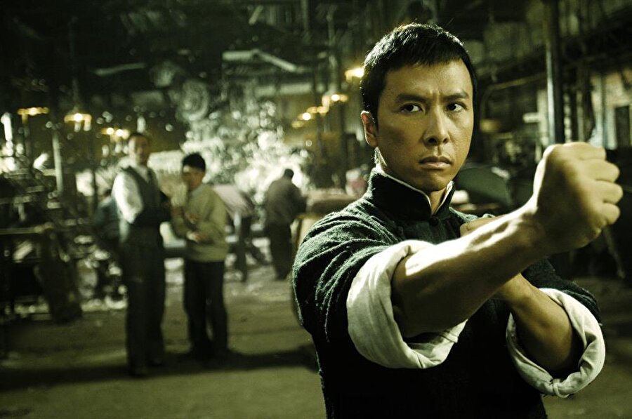 Ip Man

                                    
                                    
                                    
                                    
                                    1930'lu yılların Çin'inin Foshan bölgesinde çeşitli okullar dövüş sanatlarıyla ilgilenmekte ve birbirlerine karşı yarışmaktadırlar. WingChun dövüş tekniğinin ustası Ip Man, Foshan çevresinin en yetenekli dövüşçüsüdür. 

Hünerlerini sergilemeyi ve gösteriş yapmayı pek sevmeyen adam öğrenci eğitmeyi de kabul etmez. Tüm günlerini antrenman ve arkadaşları için ayıran Ip Man profesyonel bir dövüşçü olmasa da gizli saklı yapılan yerel dövüşlerde sergilediği hünerlerle önemli bir kesimin ilgisini çekmiş, saygıyla karşılanmıştır. Jin Shanzhao isimli ünlü bir dövüşçüyü yendiğinde ise ünü geniş bir alana yayılır.

Bruce Lee'nin ustası Yip Man'in yarı-biyografik hikayesini anlatan film, Yip Man tarafından başarıyla icra edilen savunma tekniği WingChun'un tarihine de yer veriyor.
                                
                                
                                
                                
                                