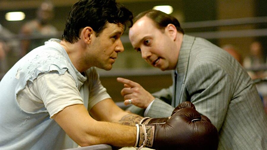 Cinderella Man

                                    
                                    
                                    
                                    
                                    Ekonomik buhranın hüküm sürdüğü 1930'lu yıllar Amerikası'nda hayatını limanlarda işçilik yaparak idame ettiren Jim'in ailesine bakma gibi büyük bir sorumluluğu vardır. Bu yükümlülük için tutkuyla bağlı olduğu boks sporunu bırakmak zorunda kalan genç adam gerçekleşemeyecek de olsa hayaline sıkı sıkıya tutunmaktadır. 

Ancak rastlantı eseri boks şampiyonu Max'le dövüşmesi işleri değiştirecektir. Tam bir unvan maçı olan bu karşılaşmayı kazandığı takdirde şampiyon olma onuruna erişecek olan Jim'i saatler süren bir maç beklemektedir. Bu maç Jim'in hayatında neleri değiştirecektir?

İrlanda asıllı boksör James Braddock'un hayat hikayesinden uyarlanan ve üç dalda Oscar ödülüne aday gösterilen filmin başrollerinde Russel Crowe ve Renée Zellweger bulunuyor.
                                
                                
                                
                                
                                