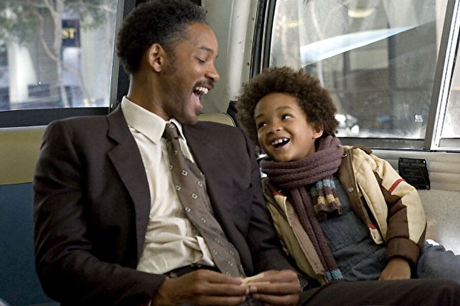 Umudunu Kaybetme

                                    
                                    
                                    
                                    
                                    İyi bir baba olan Chris Gardner, işinde sorunlar yaşayan, maddi açıdan sarsıntıda olan ve aynı zamanda iyi bir eş olan bir adamdır. Ancak ne yazık ki eşi sıkıntılara daha fazla katlanamayacağına karar vererek onu terk eder. Christopher adındaki oğulları da babasının yanında kalır. 

Karısının terk edişi de yetmezmiş gibi bir de ev sahibi dışarı atar baba –oğulu. Sokaklarda kalıp, tuvaletlerde, düşkünler evinde çalışarak ayakta durmaya çalışır. Oğlunun sevgisi bu mücadeleci baba için her şeydir. Ve sevgiye eklenen bir var olma savaşı hiç şüphesiz, vakti geldiğinde en mükemmel kapıları açacaktır.
                                
                                
                                
                                
                                