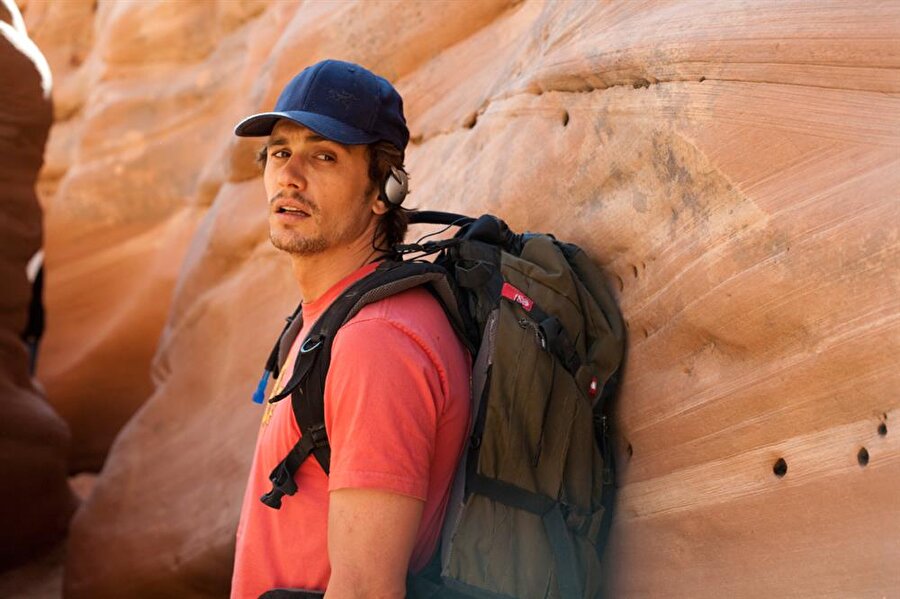127 Saat

                                    
                                    
                                    
                                    
                                    Yaşanmış bir olaya dayanan 127 Saat, Oscarlı yönetmen Danny Boyle'un bir çalışması. 

Genç dağcı Aron Ralston, kimseye haber vermeden çıktığı yolculuğunda Utah yakınlarında Moab bölgesinde büyük bir kaya parçasının arasına sıkışır. 5 gün boyunca hayatta kalmak için elinden geleni yapan Aron'ı oradan kurtaracak kimse yoktur. Tek çaresi yine kendisidir...

5 gün boyunca kolu kayaya sıkılmış bir şekilde aç ve susuz kalan Aron, başta sevgilisi olmak üzere, ailesi ve yolda karşılaştığı iki dağcı kızdan yardım bekler önce. Fakat zaman geçtikçe kimsenin ondan haberi olmadığını anlar. 5 gün boyunca yaralı halde sıkışıp kaldığı kayada içsel sorunlarıyla baş başa kalan Aron aynı zamanda cesareti ve kendisini metrelerce derinlikteki bu beladan kurtarmaya yarayacak tüm yönleriyle de yüzleşir.

Dinamizmini ve heyecanını hiç kaybetmeyen film, seyirciye daha önce hiç yaşamadıkları ve belkide karşılaşamayacakları bir yolculuğa çıkartırken, hayattaki seçimlerle ilgili sıra dışı bir hikaye sunuyor.
                                
                                
                                
                                
                                