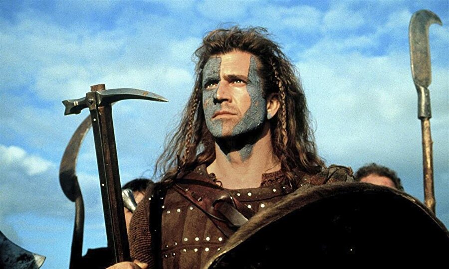 Cesuryürek

                                    
                                    
                                    
                                    
                                    Yaşanan büyük acılar sonrası yeniden memleketi olan İskoçya'ya dönen William Wallace'ın asıl amacı çiftçilik yaparak sakin bir hayat sürmektir. Çocukluk aşkıyla karşılaştığında bunun onu dipsiz bir uçuruma iteceğinin farkında değildir. 

Bir gün İngiliz askerleri, William'ın çocukluk aşkı olan Murron'a tecavüz etmeye çabalarlar. William, onu kurtarır; ancak bu Murron'un ölümüne ve bir dönemin değişimine sebebiyet verecektir.

Mel Gibson'un ünlü İskoç halk kahramanı William Wallace'ı hem canlandırdığı hem de yönettiği filmi kısa sürede bir fenomene dönüşmüştü.
                                
                                
                                
                                
                                