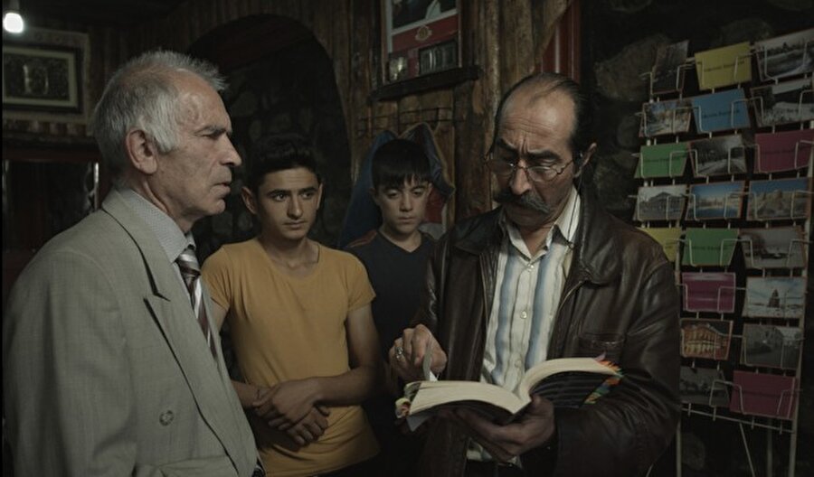 Orhan Pamuk'a Söylemeyin Kars'ta Çektiğim Filmde Kar Romanı Da Var
Sinemamızın sevilen aktörlerinden Rıza Sönmez de kamera arkasına geçti. Uğur Yücel'in “Soğuk” filminin çekimleri sırasında Kars'ta tanıştığı görme engelli müzisyenden ilham, Orhan Pamuk'un “Kar” romanının, kendi gerçeklerini yansıtmadığını düşünen Kars sakinlerinden de fikir alan Sönmez, kamerasını bu kente kurdu. 

Hatırlı misafirlerini karşılamak için acilen müzisyen bulması gereken Yüksel ve “Kar” romanındakine benzeyen insan, sokak, obje fotoğrafları çeken, Orhan Pamuk hayranı berber Kazım'ın hikayesini doğaçlama çekti. 

Ortaya çıkan mizah dolu doküdrama, ilk gösterimini Uluslararası Antalya Film Festivali'nde yapıyor. Orhan Pamuk'a Söylemeyin, Kars'ta Çektiğim Fimde Kar Romanı da Var”da, Yüksel Ermutlu, İsrafil Parlak, Vildan Atasever ve Haydar Koçolu rol alıyor.