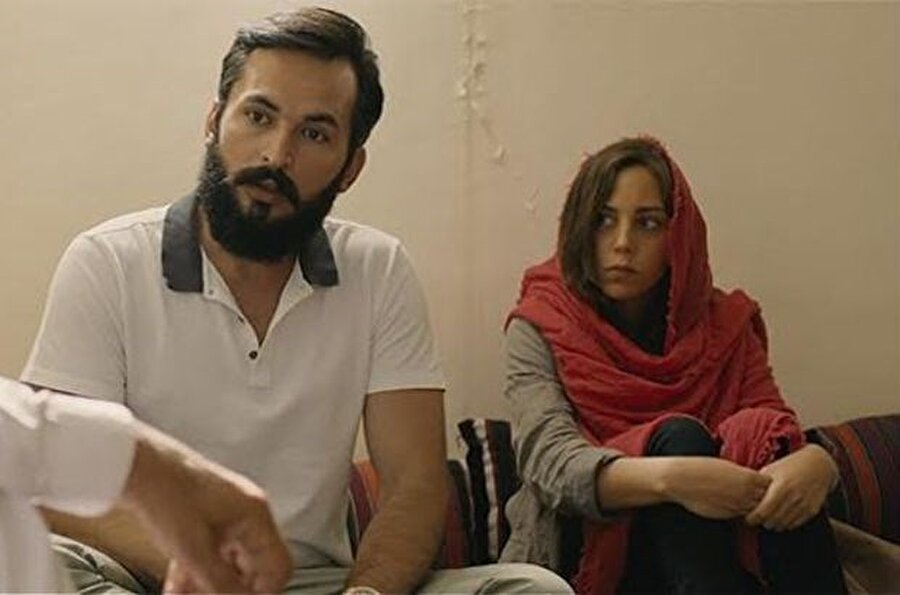 Toz
Gözde Kural, ilk uzun metrajlı filmi “Toz”u Afganistan'da gerçekleştirmeye cesaret etti. Montreal Dünya Film Festivali'nde dünya prömiyerini yapan, Uluslararası Antalya Film Festivali'nin bir diğer ilk gösterimi olan “Toz”da Kural, Afgan asıllı üç kardeşin hikayesi için düştü yollara. 

Azra, Emir ve Ahmet, İstanbul'da doğup büyümüştür. Azra, annelerinin vasiyeti üzerine Afganistan'a gider. Ailesinin geçmişiyle yüzleşirken kurduğu her bağlantı, onu, içinden çıkılamaz yeni hikayelere atar. 

Savaşın, insanların kaderi üzerindeki etkisini kendi aile sırları üzerinden görmeye başlarken izleyici de günümüz Afganistanının bir profilini içeriden bir bakışla keşfeder. Filmin başrollerini Öykü Karayel, Beran Soysal ve Muhammed Cangören paylaşıyor.