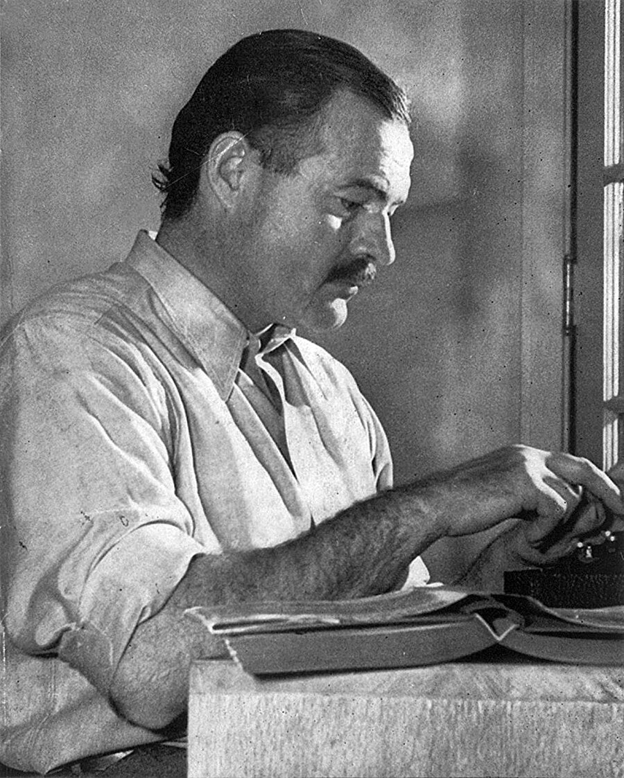 Ernest Hemingway

                                    20. Yüzyılda sade ve basit yazma taktiğiyle kurgu romancılığı dünyasını etkileyen Nobel ve Pulitzer ödüllü yazar, daha bir muhabirken şu tavsiyeyi veriyor: “ Kısa cümleler kullan ve ilk paragrafların hep kısa olsun”
                                