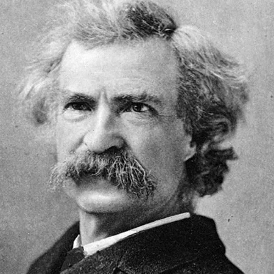Mark Twain

                                    Amerikalı mizahçı, eleştirmen ve yazar Mark Twain, "Aşırı kelimelerin editör tarafından kaldırılacağını düşünerek, olduğu gibi bırakıyordum. Bu durum sizi işinizden edebilir. Ezcümle, kelimeleri çok dikkatli seçin"
                                