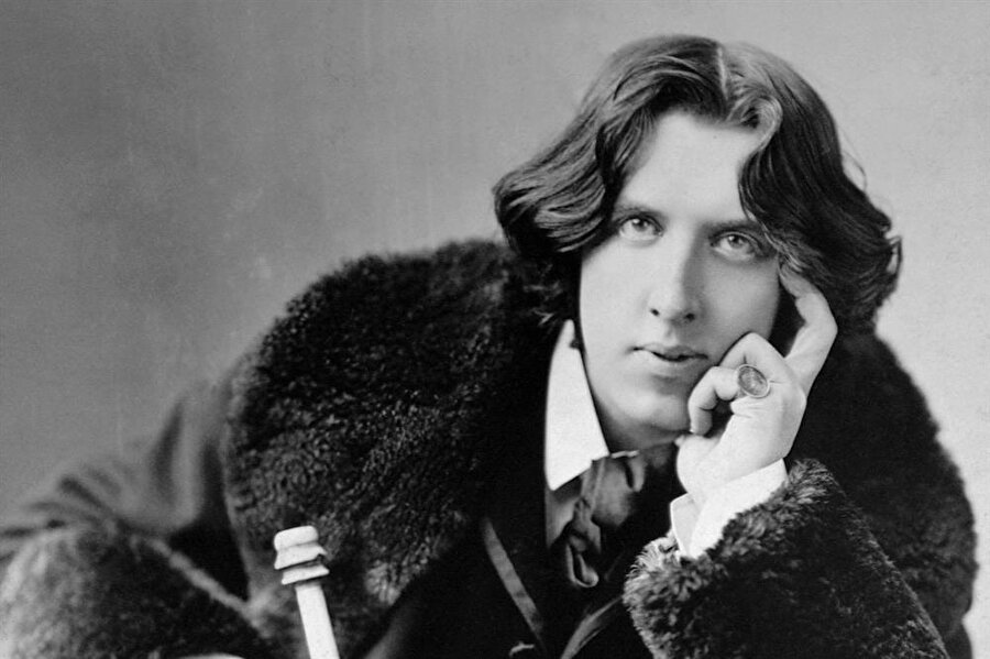 Oscar Wilde

                                    İğneli üslubuyla 19. Yüzyıla damgasını vuran İrlandalın yazarın tavsiyesi, “Öngörülmez olun ancak unutmayın ki tutarlılık yazarlığın son sığınağıdır."
                                