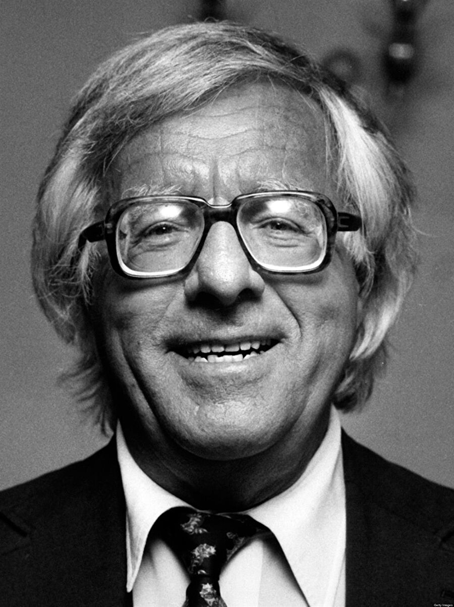 Ray Bradbury

                                    Fahrenheit 451 adlı distopik kitabıyla tanınan ünlü bilim kurgu yazarı, yazma konusunda su tavsiyeleri veriyor, “Eleştiri kabul etmelisiniz ve boş cümleler için indirim yapmalısınız ya da benim gibi ya ret olunmayı kabul etmeli ya da kabul edilmeyi reddetmelisiniz"
                                