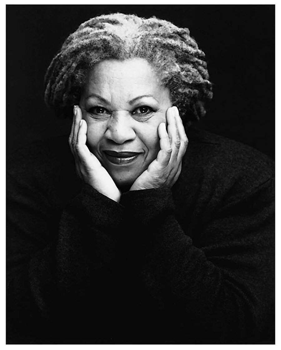 Toni Morrison

                                    Afro-Amerikan edebiyatının önemli temsilcisi, Pulitzer ödüllü yazar; yazın hayatı ile ilgili, “Şuana kadar yaptığım her şeyi, dili kapatmak yerine sürekli geliştirmek için yaptım” diyor. 
                                