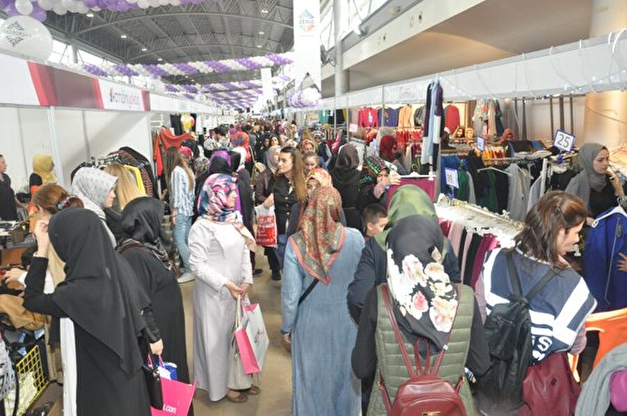 120 kadın girişimci

                                    Zeruj Shopping Fest kapsamında moda tasarımcısı ve girişimci 120 kadın ağırlanıyor.
                                