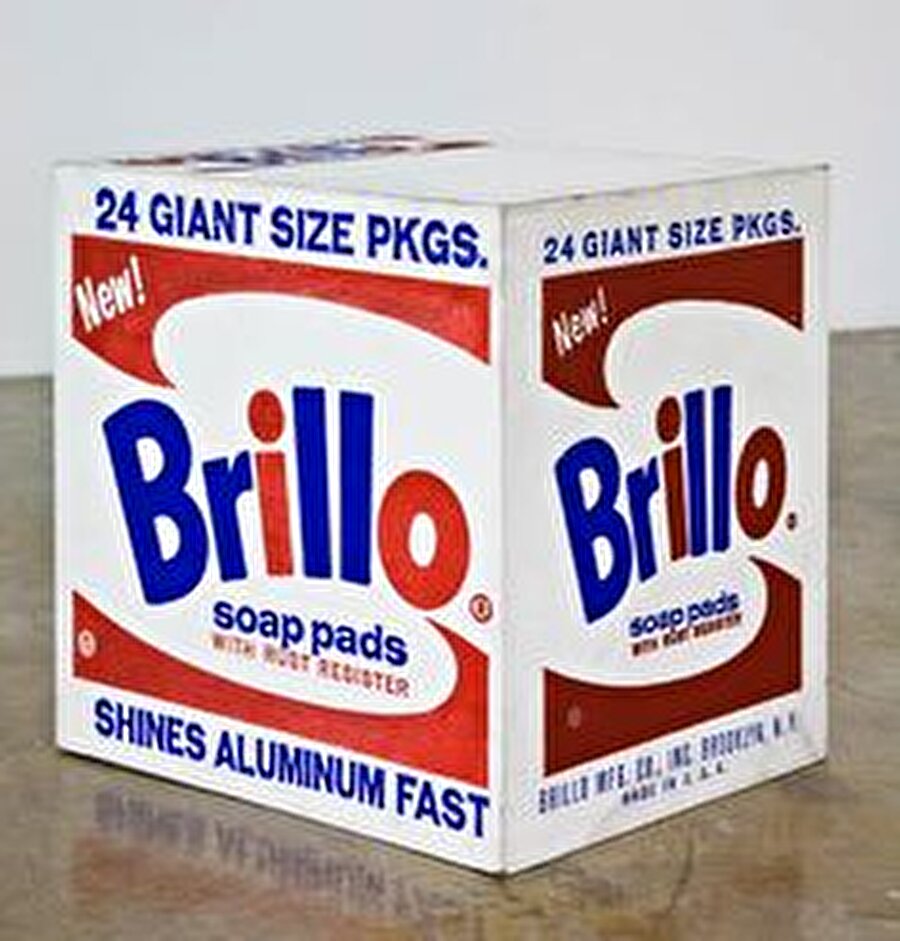 Brillo Kutuları
Arthur Danto 1964'te yayımladığı makalesinde Andy Warhol'un Brillo Kutuları'nın sanatın sonunu getirdiğini söylüyordu. Bu kutular sanat ürünü olmasalar bile geleneksel sanat anlayışını yıkıyordu. Bu açıdan Warhol'dan sonra her şey sanat olabilirdi.