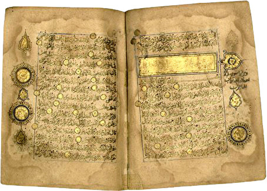 El yazması eserler

                                    
                                    Süleymaniye Yazma Eserler Kütüphanesi'nin bazı bölümlerinden çalınan dört el yazması Kuran-ı Kerim bulunuyor. Bunun yanında çalınan yüzlerce el yazması kitaplar da var. 
2015 tarihinde ABD'de bulunan bazı el yazmalarının iadesi gerçekleşmişti.
                                
                                