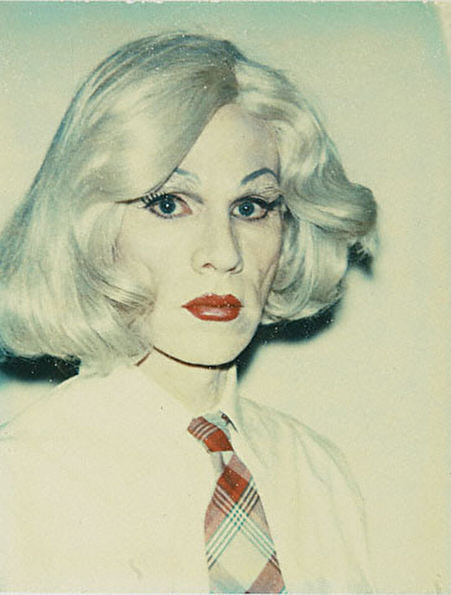 Drella 
Dracula ve Cinderalla sözcüklerinden oluşan bu isim, Warhol'un kendine taktığı ad. Warhol, öteki benliğini Drella tanımlamasını yapıyordu.
