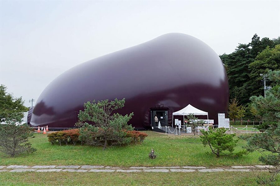Japonya
Japonya'da yaşanan tsunaminin ardından mimar Arata Isozaki bu dev balonu hazırladı. Tsunami ve depremden etkilenen bölgeye yapılan bu balon, bir sanat merkezi. 500 kişi kapasiteli yapıda konser, opera ve tiyatro gösterileri düzenleniyor. 