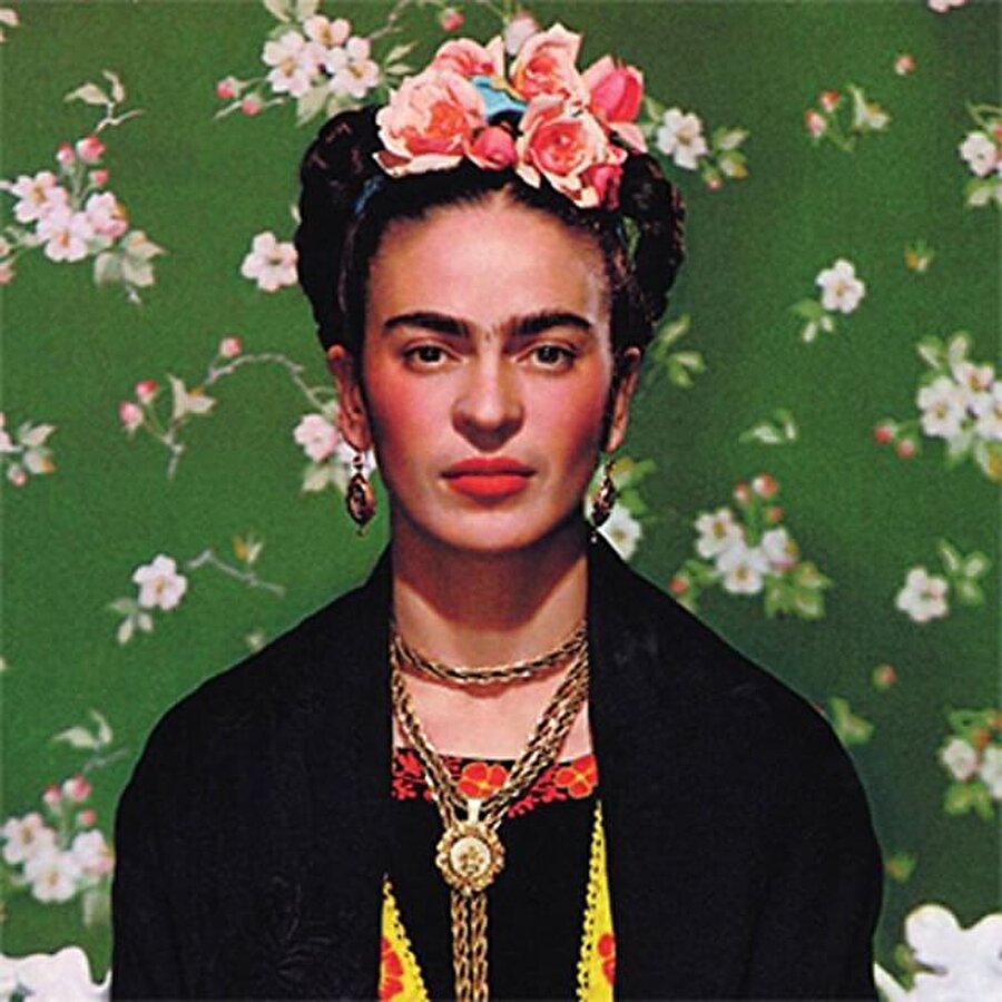 Frida Kahlo

                                    Resimlerinin yanı sıra inişli çıkışlı özel yaşamı ve politik görüşleri ile tanınan Kahlo, 6 yaşında çocuk felci geçirdi.
                                