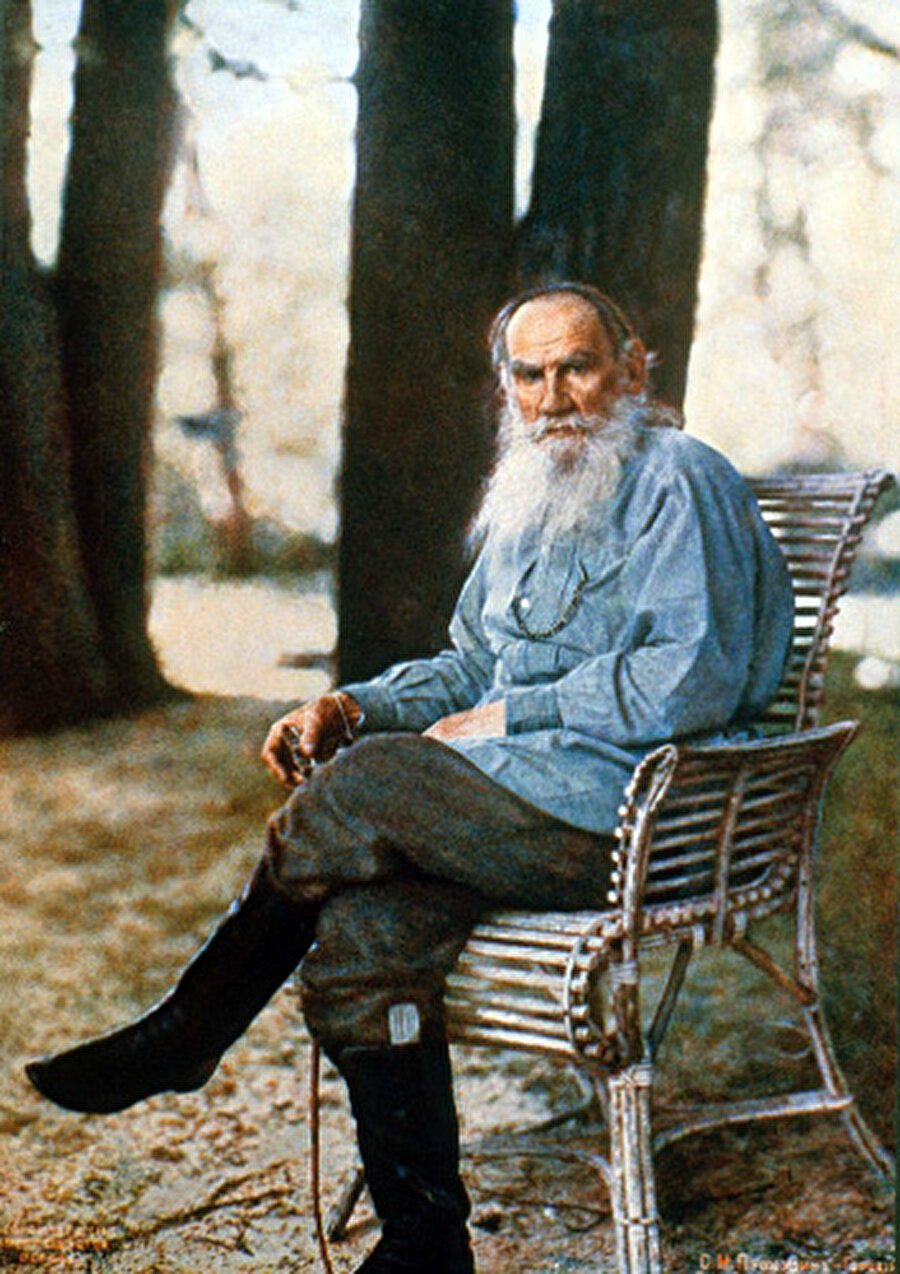 Leo Tolstoy

                                    Fikir, eğitim, sanat dünyasının ünlü kişilerinden biri olan Tolstoy, "Savaş ve Barış", "İçimizdeki Şeytan" ve İslama olan merakı  ile biliniyor. Yazarın şizofren olduğu öne sürülüyor. Hatta intihar etmek için cesareti olmaması ile de kendini eleştirdi. 



                                