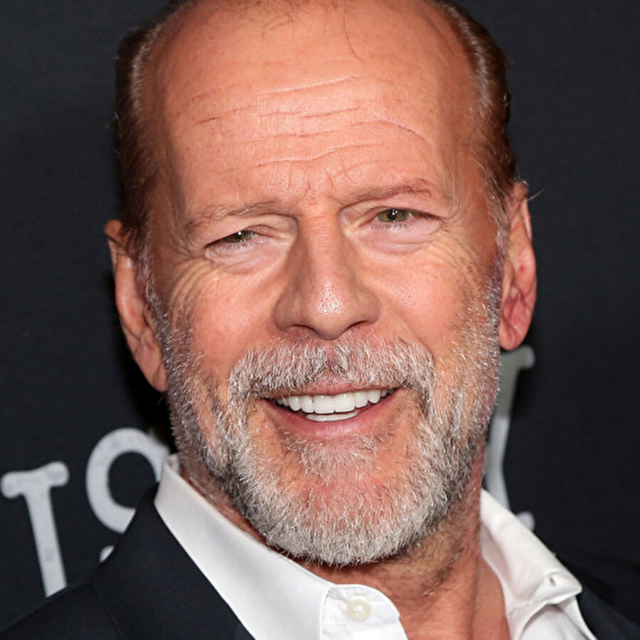 Bruce Willis 

                                    Gençlik yıllarında kekemelikten kurtulmak için uzun tedaviler görmüştü.
                                