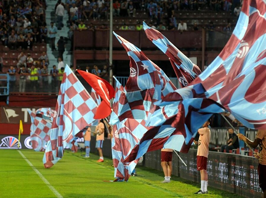 Trabzonspor
Trabzonspor; İdmanocağı ve İdmangücü takımlarının birleşmesiyle 1967 yılında kuruldu. Uzun tartışmaların ardından kulüp için bordo-mavi renkler belirlendi. Renklerin tercih edilmesinde Trabzon şehrinin ön plana çıkan özellikleri dikkate alındı. Karadeniz'in simgesi hamsinin gözü (bordo) ve teni (mavi) kulübün renklerini oluşturdu. 