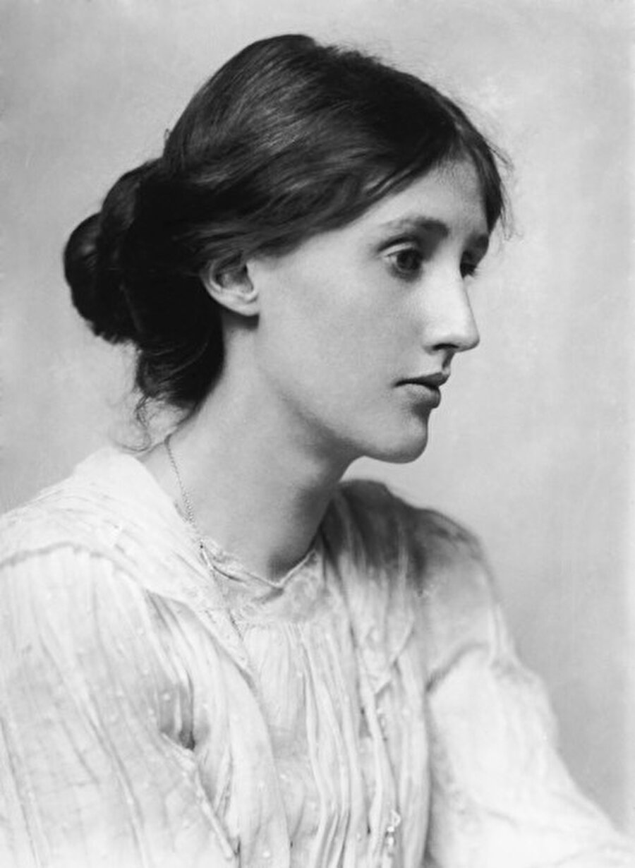 Virginia Woolf

                                    20'li yaşlarda geçirdiği sinir krizleri son dönemlerinde stres, dehşet ve korkuya dönüştü. Sebebi ise erken yaşlarda geçirdiği taciz olduğu düşünülüyor. 
                                