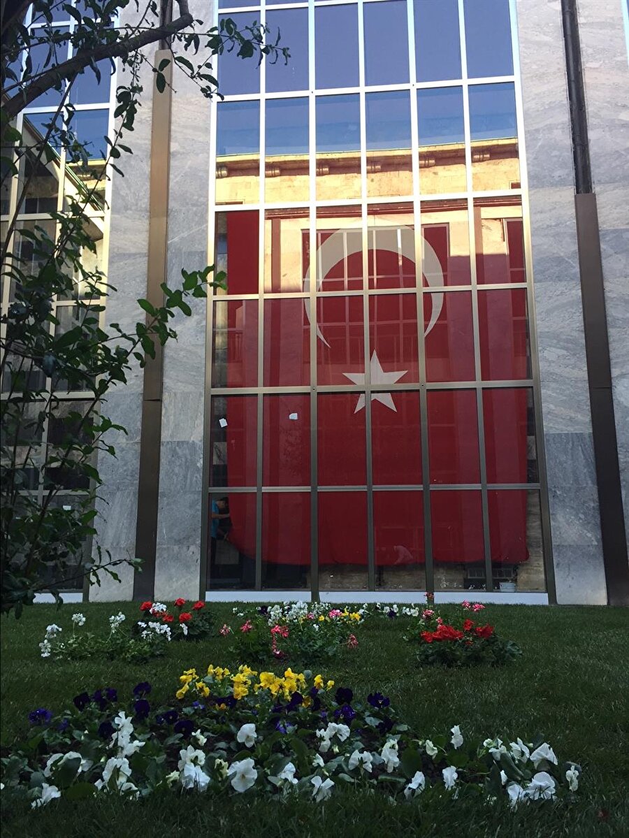 
                                    İktidar kulisi tarafındaki iç bahçenin pervazları ve pencereleri tamamen yenilendi. Bahçeye yeniden çim ekildi. Muhalefet kulisi tarafındaki iç bahçenin köşesine (Başbakanlık makamının yakını) bomba atılması ve buranın büyük zarar görmesi nedeniyle bu bölümde düzenleme yapılmadı.
                                