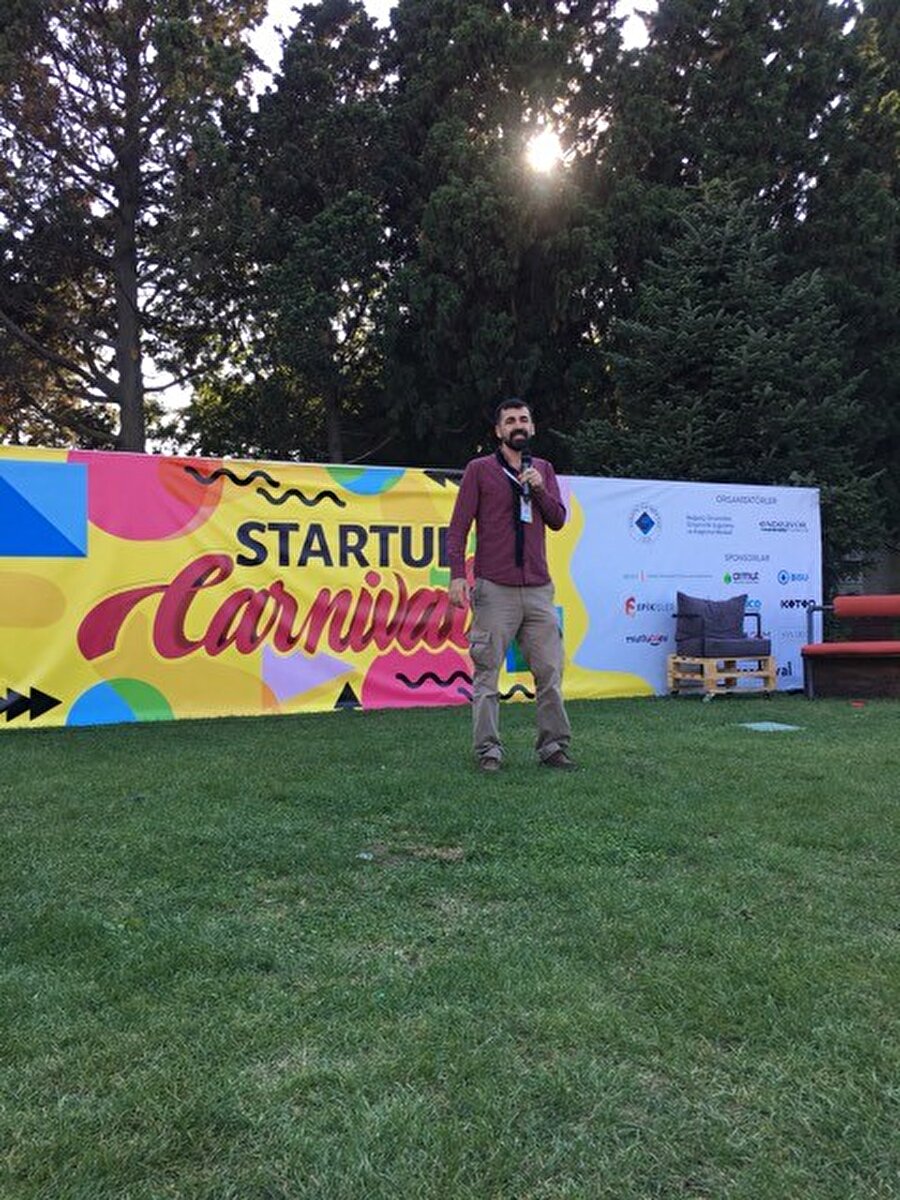 “Düşünme, hemen harekete geç”

                                    Bir başka girişimci özellikle üniversite öğrencilerinin düşündükleri hiçbir fikri ertelememesi konusunda uyarıyor. “Aklınızda ne varsa eyleme geçirin, bir dakika bile düşünmeyin; harekete geçin” diyor.
                                