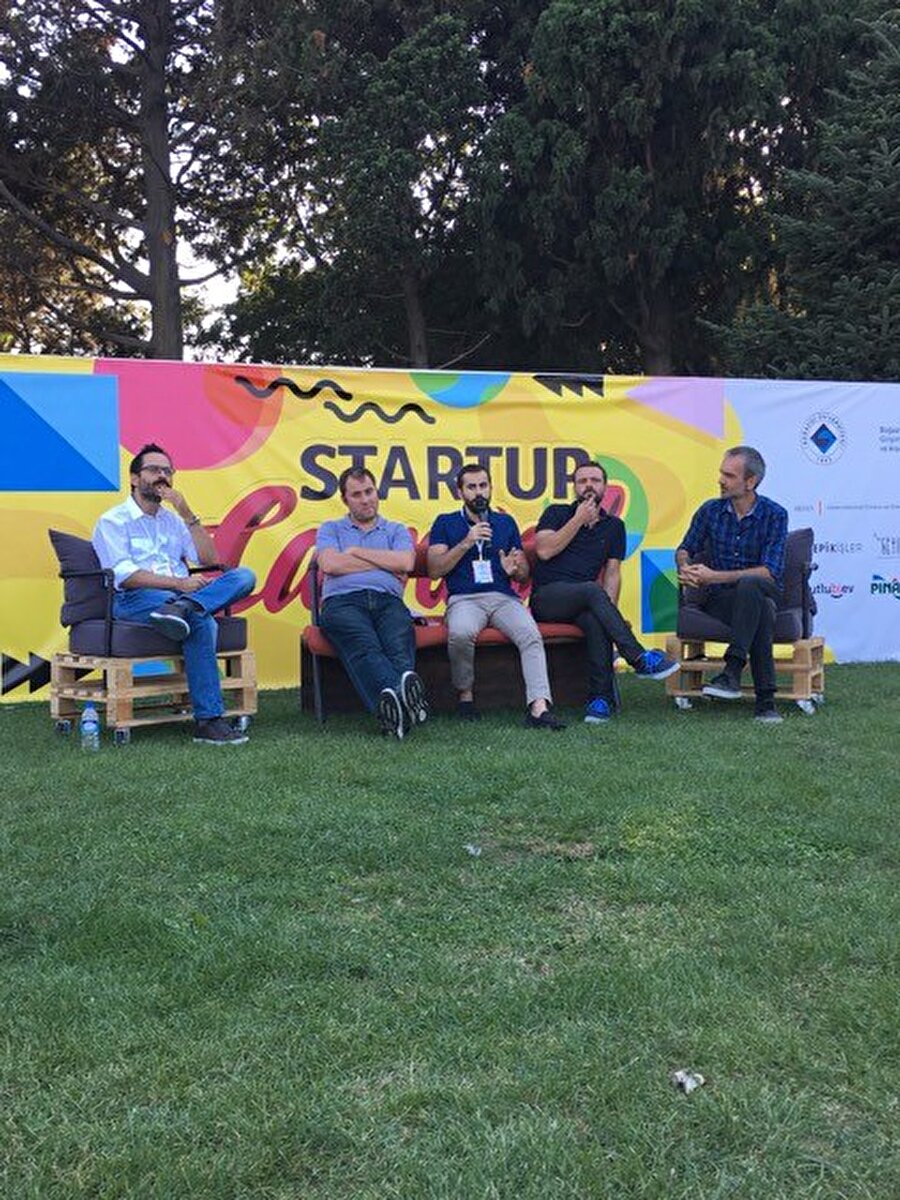  İyi bir girişimci olmak istiyorsanız dikkat!

                                    Öncelikle düşünmeyin, durmayın; harekete geçin!

 Planladığınız proje için hedef kitlenizi belirlemeniz gerekiyor.

 Ardından bu hedef kitlenin yaşam tarzını tespit etmelisiniz.

 Sabah uyandıkları saatten gece uyudukları vakte kadar hayatlarındaki her şeyi biliyor olmalısınız; bunun için çok iyi bir analiz gerekir. 

 Onların hayattan beklentilerini anladığınız taktirde startup'ınızı doğru yönlendirebilirsiniz. 

 Risk her zaman var olacaktır; siz yalnızca başarıya odaklanın!

                                