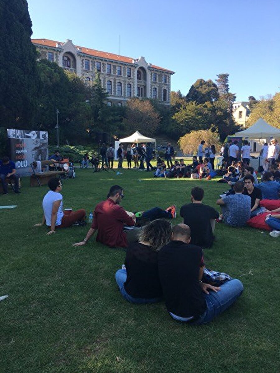 Peki, startup nedir?

                                    Startup nedir sorusuna neredeyse herkesin farklı bir yanıtı var. Kimi yatırım şirketleri bir startup'ın mutlaka zamanlı ve düzenli büyüyen şirketler olduğunu savunuyor. Bazıları ise startup'ın devamlılığı olduğunu, 5 yıllık şirketlerin bile startup olabileceğini belirtiyor.
                                