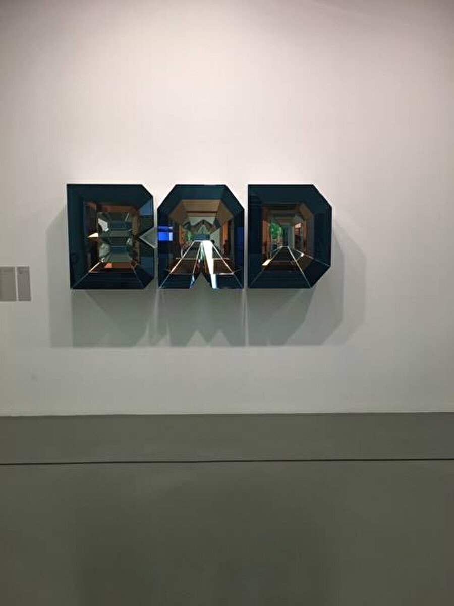 Zamanlar arası varoluşçuluk

	Sergi, Tanpınar üzerinden anda farklı zamanları hayal edebilme olgusunu sunup sanatçılara da bu yolda ilham veriyor.

Doug Aitken'in, 1968 yılından özel koleksiyonu "BAD", yüksek yoğunlukta köpük, ahşap, ayna ve renkli camdan yapılmıştır. 
