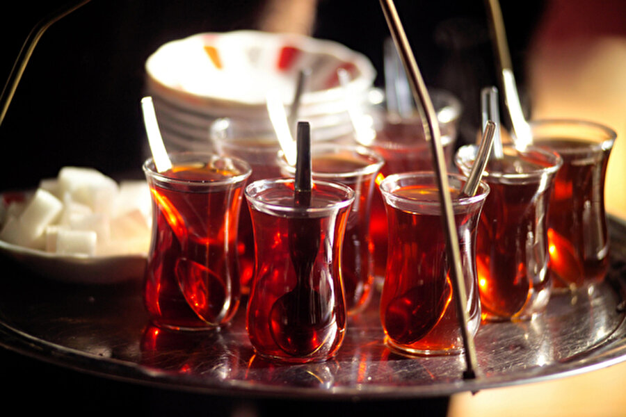 Çay, 'sen'dir
Samimiyetin en sevimli ifadesidir beraber içilen bir bardak çay. Hem çay ısmarlayan insan hiç kötü olur mu beyaa.