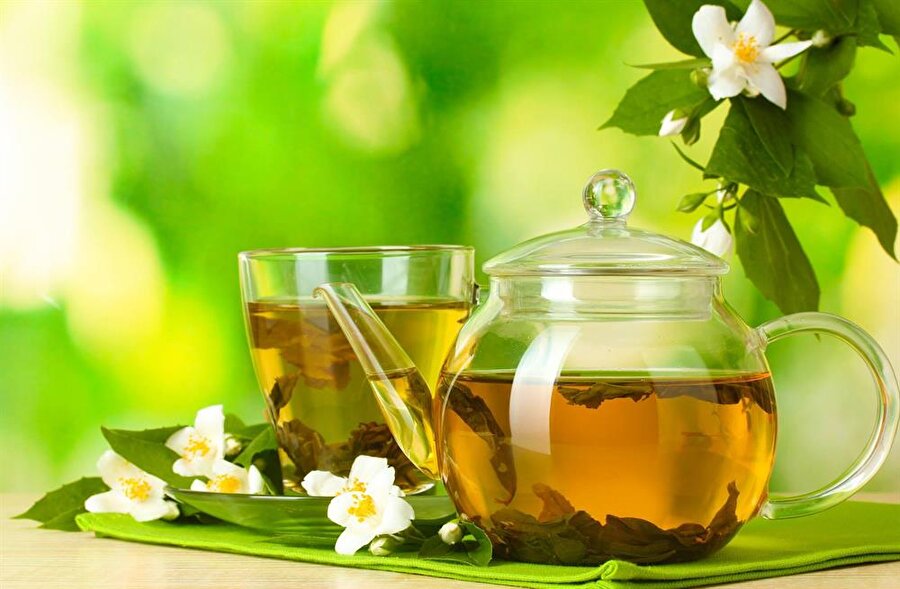Yeşil çay, sitedir
Yeşil çay içmeden önce siteye girer gibi bir kimlik kontrol falan lazım her önüne gelen içemez manasında yani.