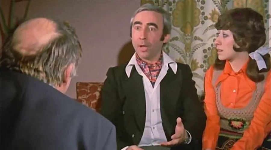Ayşen Gruda - Şener Şen 
Şener Şen ve Ayşen Gruda ikilisi seyirciyi ekrana kilitleyen iki efsane isim.  İkili "Gülen Gözler" filminde "Vecihi" ve "Fikret" karakterleri ile izleyicinin gönlünü fethetti.