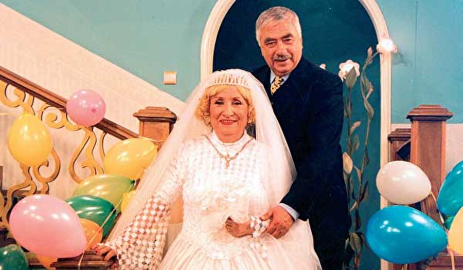 Tekin Akmansoy - Leman Çamlı
Yok ama sahiden evli değiller miydi? :)