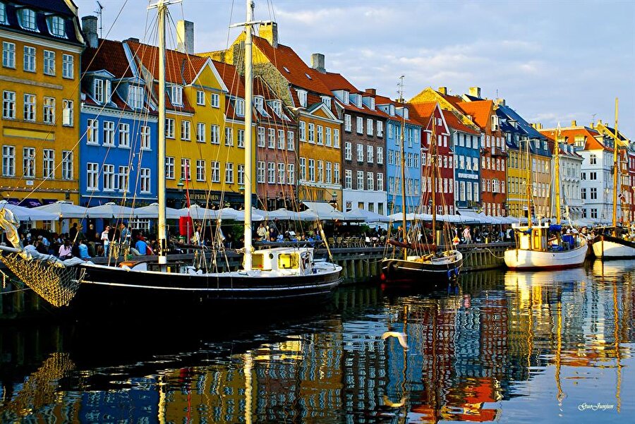 Danimarka

                                    
                                    
                                    
                                    Danimarka yaşanabilir ülkeler arasında ikinci sırada yer alıyor. Vikinglerin ülkesi yaşanabilirlik listesinde üst sıralarda.
                                
                                
                                
                                