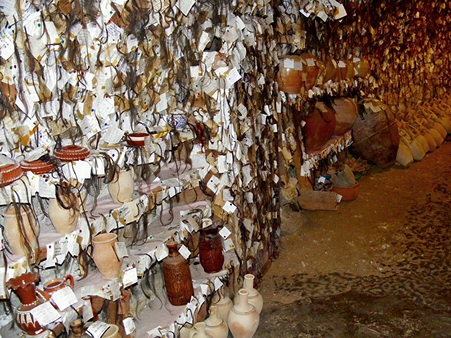 Saç Müzesi - Nevşehir
Garip müzeler listesine Türkiye'den başlayalım istedik. Saç Müzesi, garip müzeler listesinde ve Guinnes Rekorlar Kitabı'nda yerini alıyor. Avanoslu bir çömlek ustasının Fransız bir kadından 35 yıl önce aldığı bir tutam saçın asılı olduğu mağara, zamanla binlerce kişinin saçlarından oluşan müzeye dönüştü.