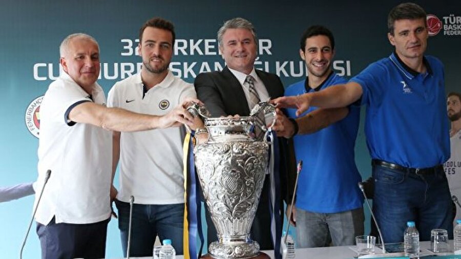 Kupa sahibini buluyor
Fenerbahçe ve Anadolu Efes, Cumhurbaşkanlığı Kupası için bu akşam karşı karşıya gelecek. Ankara Spor Salonu'nda oynanacak mücadele saat 20:00'de başlayacak. Karşılaşma TRT Spor'dan naklen yayınlanacak.