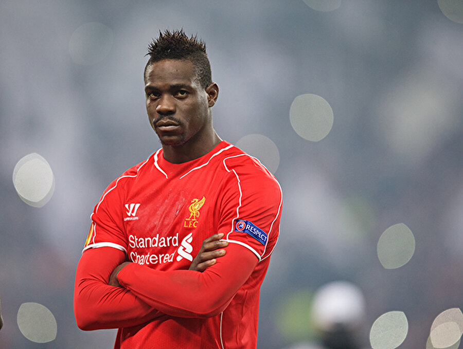 Mario Balotelli
Balotelli, futbolun basit bir iş olduğunu ve heyecanlanacak bir şey olmadığını söylüyor. M.Balotelli: Attığım gollerde sevinmiyorum çünkü bu benim işim. Aynı bir postacının mektubu gerekli adrese iletmesi gibi. O mektubu götürdüğü zaman seviniyor mu?