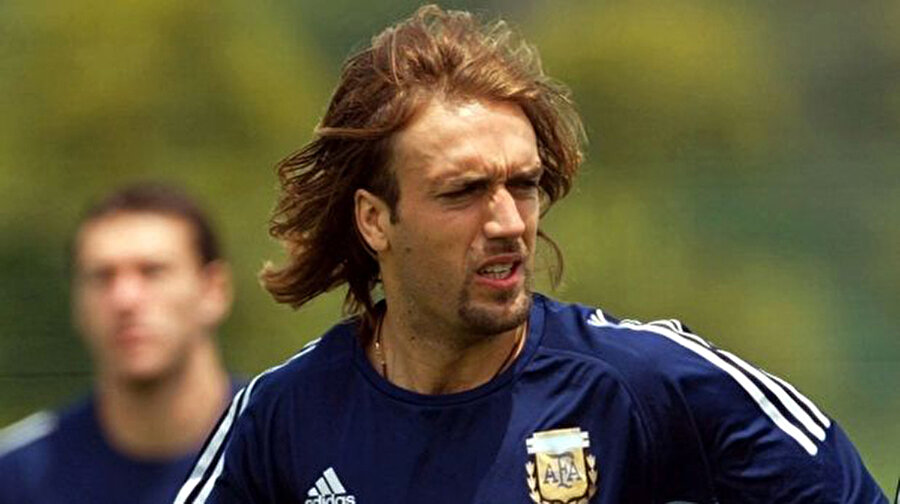 Gabriel Batistuta
İspanyol bir gazeteciye verdiği röportajda şöyle der: Futbolu sevmiyorum, o benim sadece işim, o kadar.